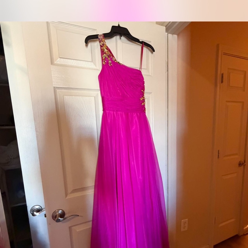 Elegant One-Shoulder Pink Gown